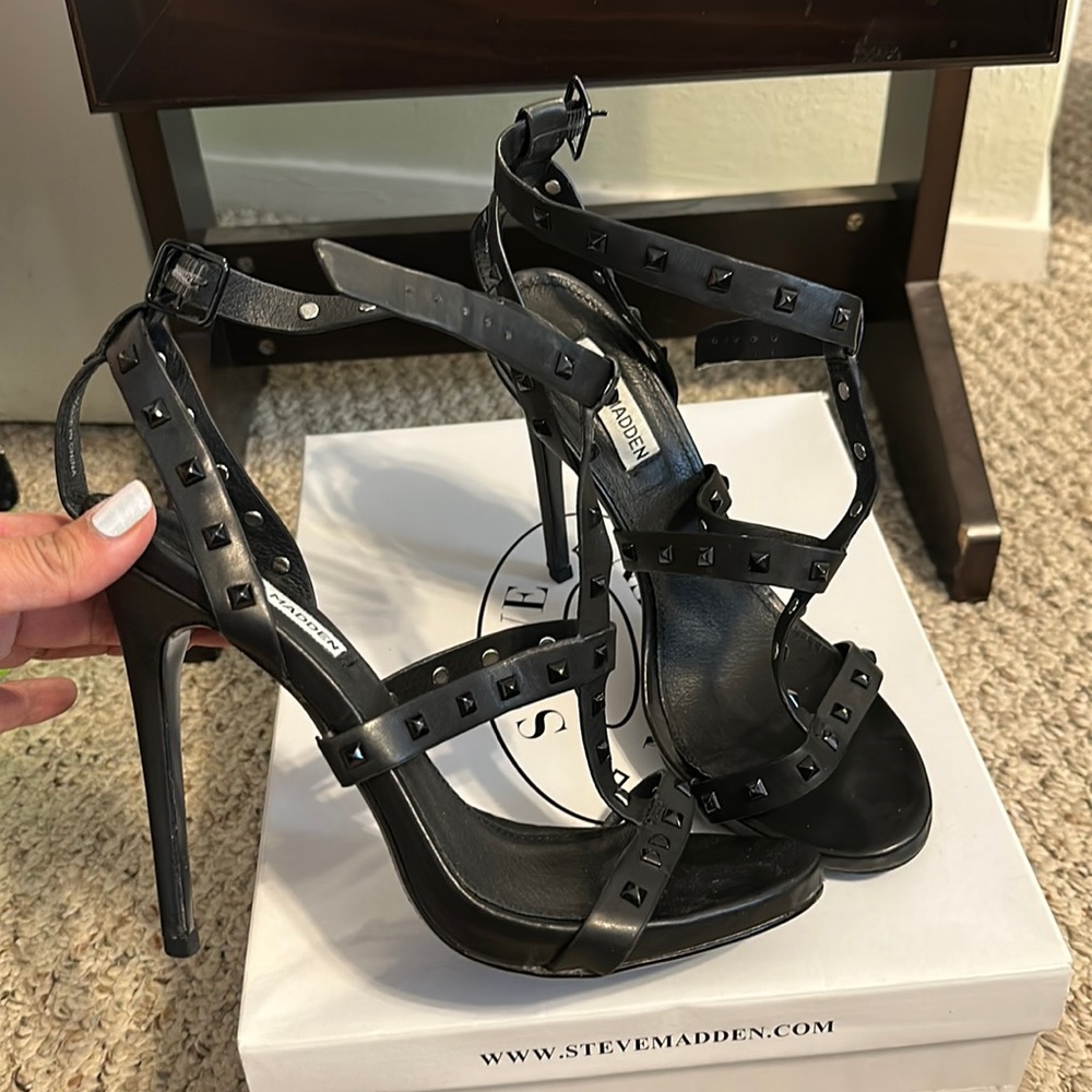 Stilettos shoes